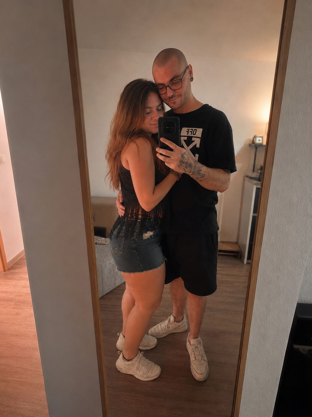 Bene und Verena zusammen vor dem Spiegel