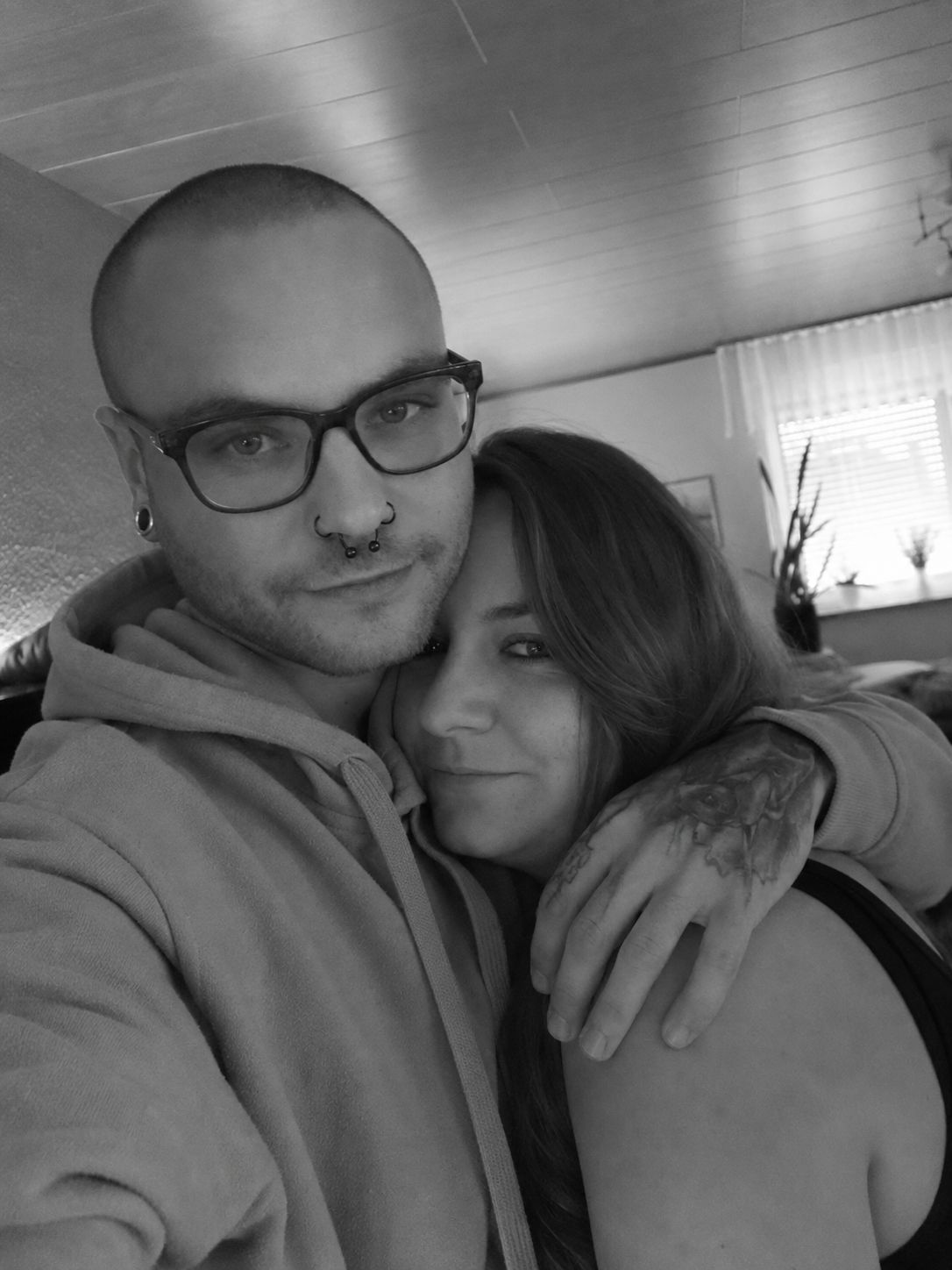 Bene und Verena in Schwarzweiß zusammen